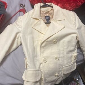 No stains on the front or back I’ve wore it once and it’s clean